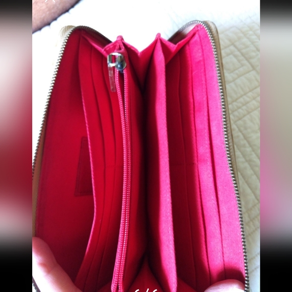 Hobo International Beige Genuine Leather Ostrich Full Zip Gold Clutch Wallet - Picture 4 of 6